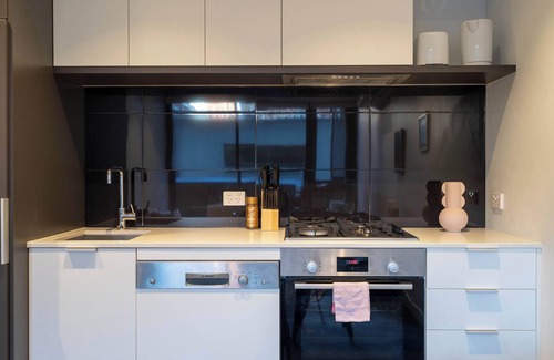 Hawthorn Apartment | Modern 1BR Apt Near Swinburne & Glenferrie Rd