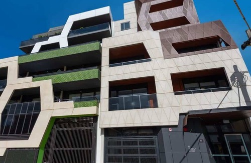 Hawthorn Apartment | Modern 1BR Apt Near Swinburne & Glenferrie Rd