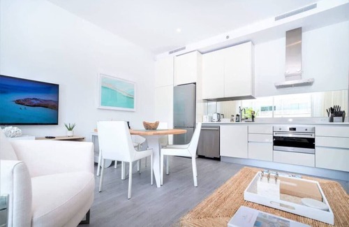 Seven Mile Beach Apartment | Modern 1BR Apt/w Rooftop Pool + Onsite Amenities