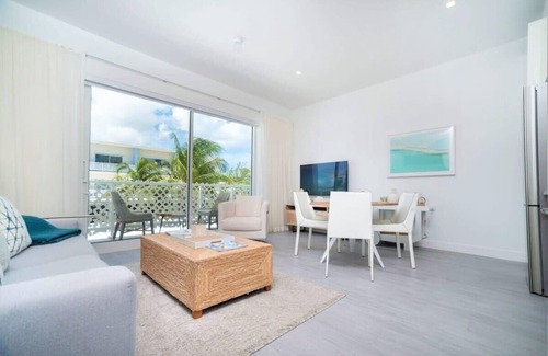 Seven Mile Beach Apartment | Modern 1BR Apt/w Rooftop Pool + Onsite Amenities