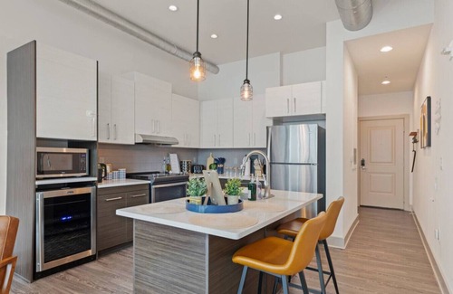 Peachtree Center Apartment | Modern 1BR High-Rise on 10th flr | DT Atlanta view