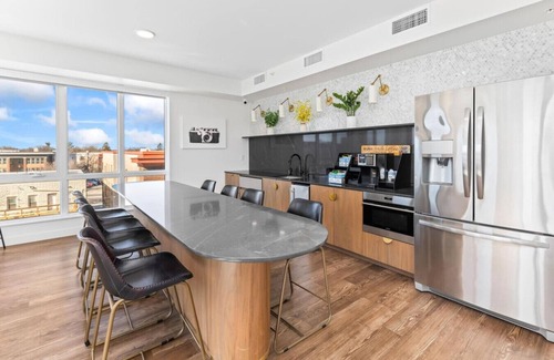 Uptown Apartment | Modern 1BR in Uptown | Walkable & Stylish