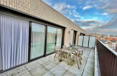 Klein-Antwerpen Apartment | Modern 1BR Near Diamond District by Oneluxstay