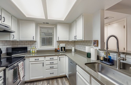 Baseline Sub House | Modern 1BR - Prime Boulder + Gold Run Perks