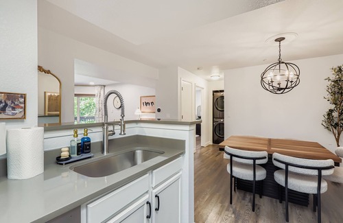 Baseline Sub House | Modern 1BR - Prime Boulder + Gold Run Perks