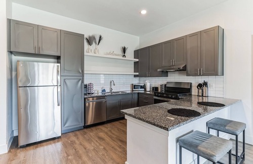 Pflugerville Apartment | Modern 2 bed 2 bathroom apt - 3 beds. Parking - Gym - Pool - Desk