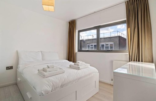 Haggerston Apartment | Modern 2 Bed,2 Bath East London apt with Balcony