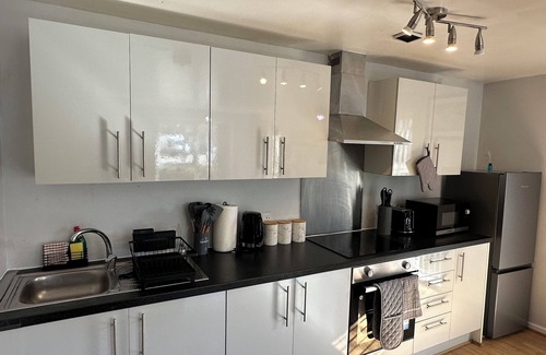 Salford Apartment | Modern 2 Bed Apartment | Entire Unit | Inside Manchester City
