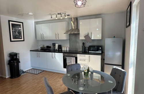Salford Apartment | Modern 2 Bed Apartment | Entire Unit | Inside Manchester City
