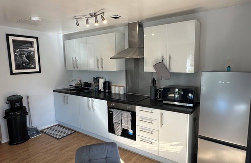 Salford Apartment | Modern 2 Bed Apartment | Entire Unit | Inside Manchester City