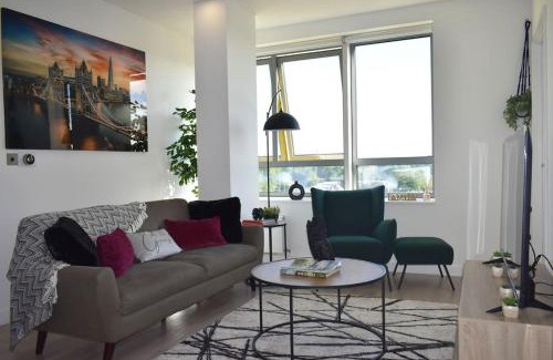 Bracknell Apartment | Modern 2-Bed Apartment Near Ascot & Legoland, Sleep upto 4 guests, Pet Friendly, Parking Available on Request!