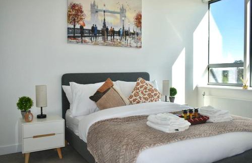 Bracknell Apartment | Modern 2-Bed Apartment Near Ascot & Legoland, Sleep upto 4 guests, Pet Friendly, Parking Available on Request!
