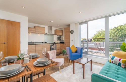 Portsmouth Apartment | Modern 2 Bed Flat with Free Parking & a view from the balcony. Great location.