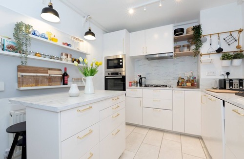 Woolwich Riverside Apartment | Modern 2-Bed Flat, Woolwich Station 6 Mins Walk | Pass the Keys