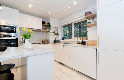 Woolwich Riverside Apartment | Modern 2-Bed Flat, Woolwich Station 6 Mins Walk | Pass the Keys