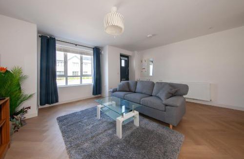 Ongar House | Modern 2 bed house in Hollystown with free parking