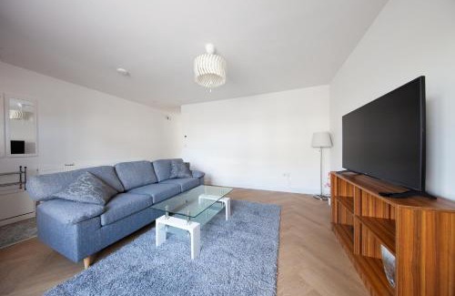 Ongar House | Modern 2 bed house in Hollystown with free parking