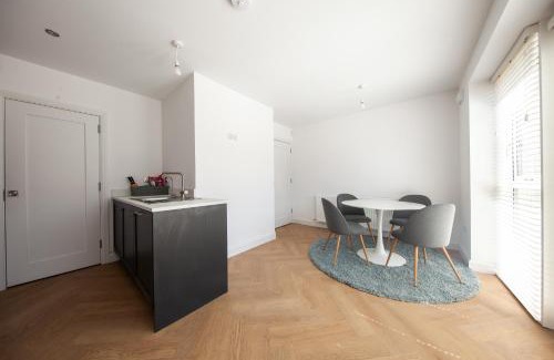 Ongar House | Modern 2 bed house in Hollystown with free parking
