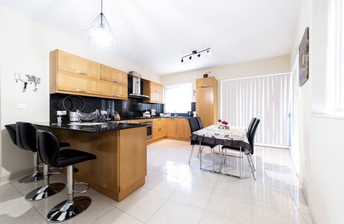 Bugibba Apartment | Modern 2 Bedroom Apartment 2 minutes to Seafront