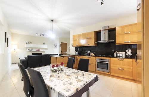Bugibba Apartment | Modern 2 Bedroom Apartment 2 minutes to Seafront