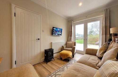Clacton-on-Sea House | Modern 2 bed pet friendly Bungalow near countryside and a short drive to seafront- with large private garden by Catchpole Stays