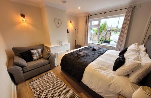 Clacton-on-Sea House | Modern 2 bed pet friendly Bungalow near countryside and a short drive to seafront- with large private garden by Catchpole Stays