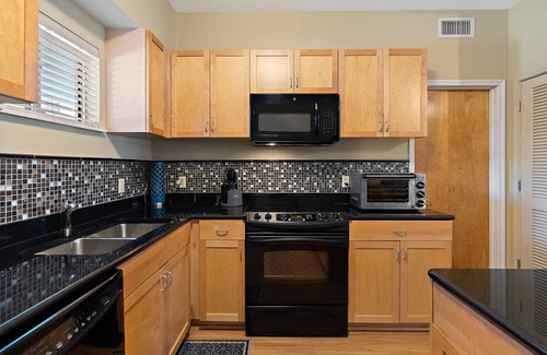 The Drag Condo | Modern 2 bedroom 2 bath condo near downtown and UT with free parking garage