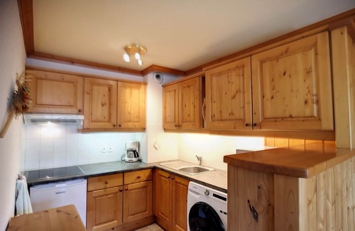 Les Bruyeres Apartment | Modern 2-Bedroom Apt for 6, Ski-In/Ski-Out, South-Facing Balcony, Near Piou-Piou Club