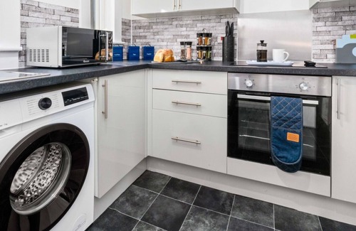 Glasgow Apartment | Modern 2 bedroom apartment with parking and wifi.