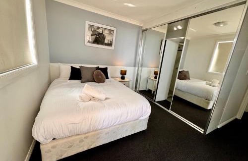 Parramatta Apartment | Modern 2-Bedroom Apartment 7mins to Paramatta Train Station
