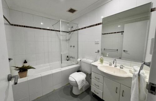 Parramatta Apartment | Modern 2-Bedroom Apartment 7mins to Paramatta Train Station