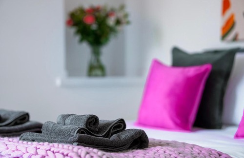 Birkenhead Apartment | Modern 2 bedroom flat - 15 minutes to Liverpool