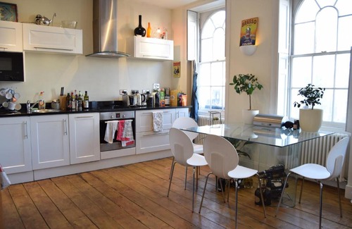 Faraday Apartment | Modern 2 Bedroom Flat in Camberwell