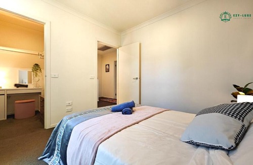 Bundoora Apartment | Modern 2-Bedroom Townhouse Near DFO & RMIT