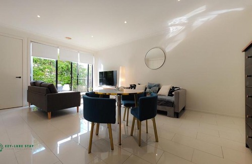 Bundoora Apartment | Modern 2-Bedroom Townhouse Near DFO & RMIT