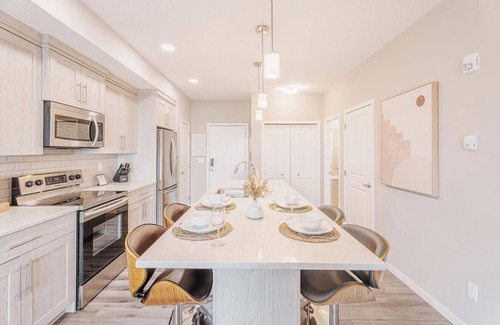 Calgary Condo | Modern 2 BR condo, Sleeps 4, w/AC, 8 mins to YYC
