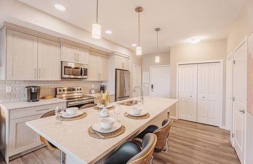 Calgary Condo | Modern 2 BR condo, Sleeps 4, w/AC, 8 mins to YYC