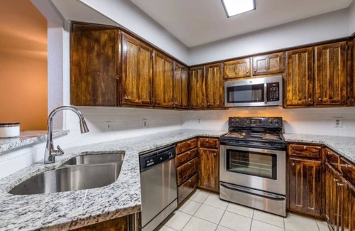South Arlington House | Modern 2 BR near AT&T Stadium & Six Flags Sleeps 6