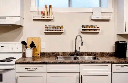 Timberlea Apartment | Modern 2 Brm Guest Suite》Eagle Ridge