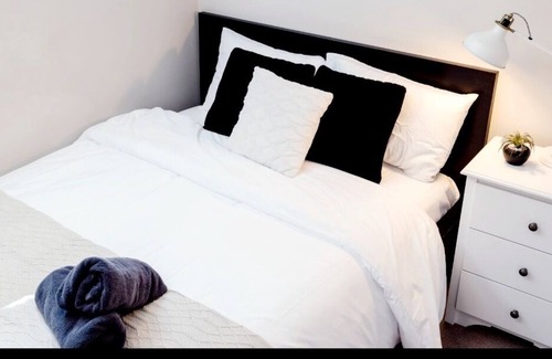 Timberlea Apartment | Modern 2 Brm Guest Suite》Eagle Ridge