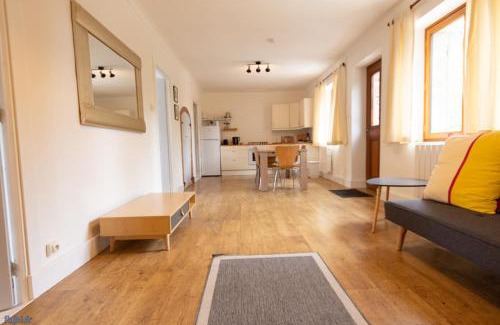 Brece Apartment | Modern 2 Twin Bed Gite can sleep up to 6