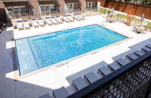Fort Worth Apartment | Modern 2BD 2BA Flat Gym and Pool Heart of Downtown