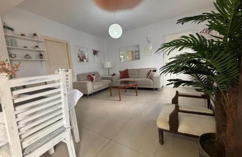 Larnaca City Centre Apartment | Modern 2BR Apartment 70m from Finikoudes beach