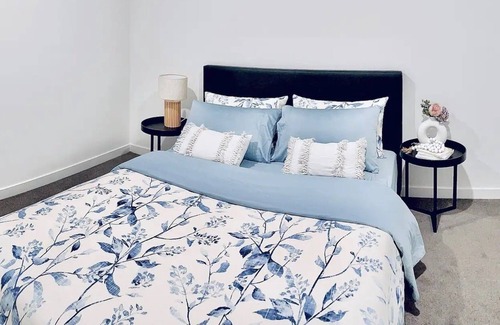 Seaford Apartment | Modern 2BR Apartment Across Calm White Sandy Beach