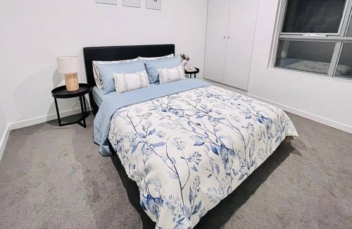 Seaford Apartment | Modern 2BR Apartment Across Calm White Sandy Beach