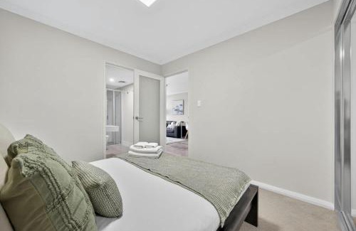 Rockingham Apartment | Modern 2BR Apartment in the Heart of Rockingham Close to Beach Shops & Naval Base