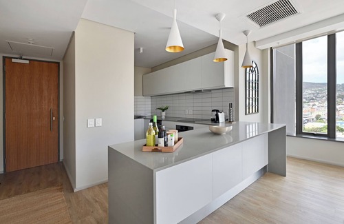Schotsche Kloof Apartment | Modern 2BR Apartment with Stunning Mountain Views