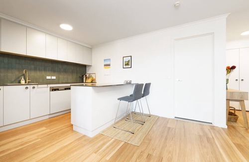 Braddon Apartment | Modern 2BR, Balcony with Views and Close to City