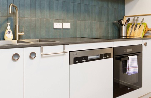 Braddon Apartment | Modern 2BR, Balcony with Views and Close to City