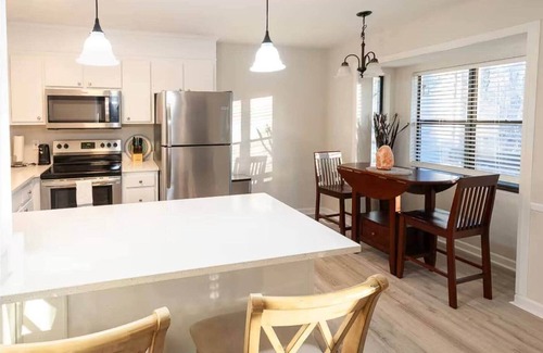 Westminster Condo | Modern 2BR Forest Condo Lakes + Clemson Nearby